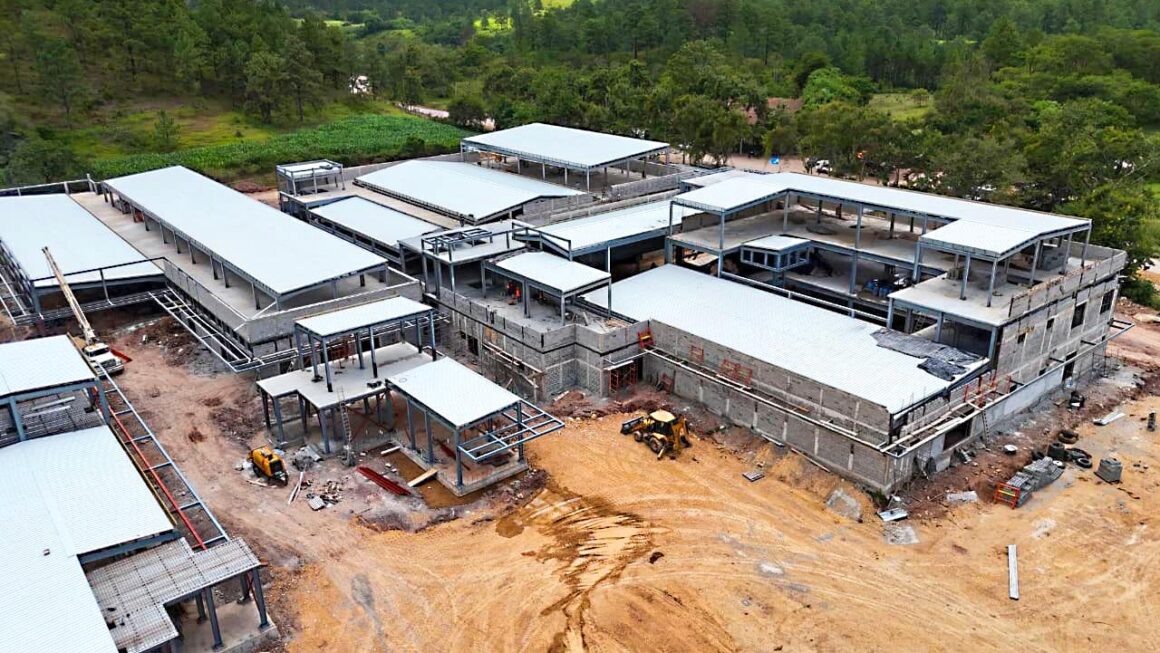 Xiomara Castro supervisa avance de construcción del hospital en Salamá, Olancho