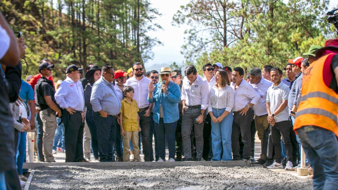 Mandataria Castro inspecciona avance de construcción de la carretera hacia Orica
