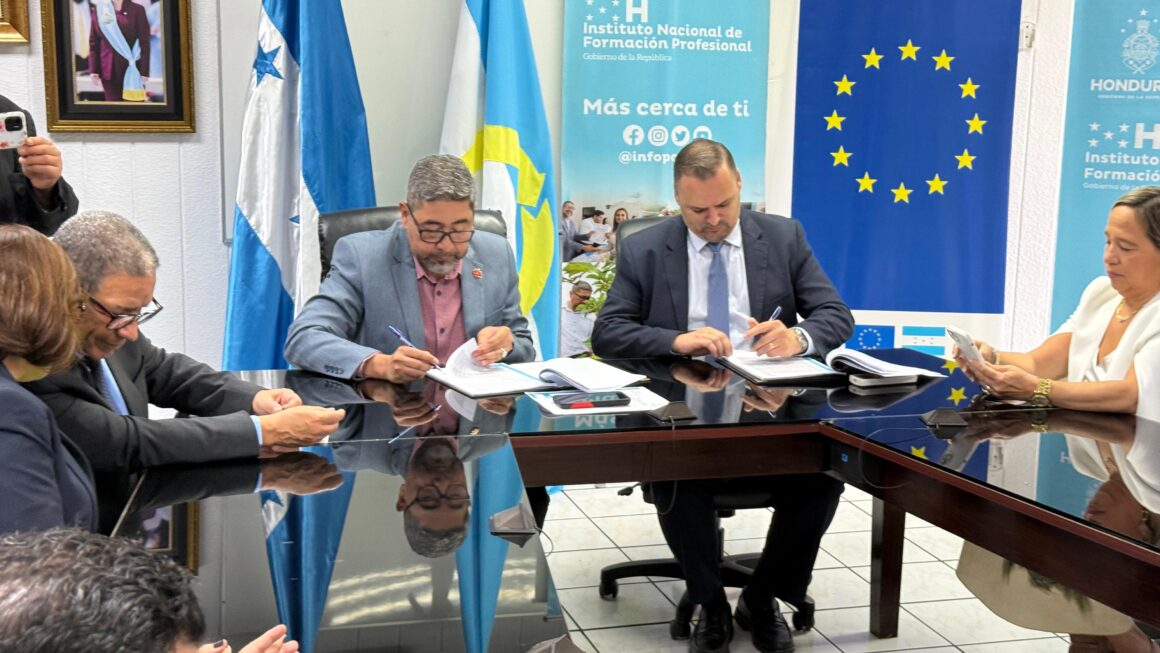 INFOP suscribe contrato con el objetivo de adquirir simuladores para propósitos laborales 