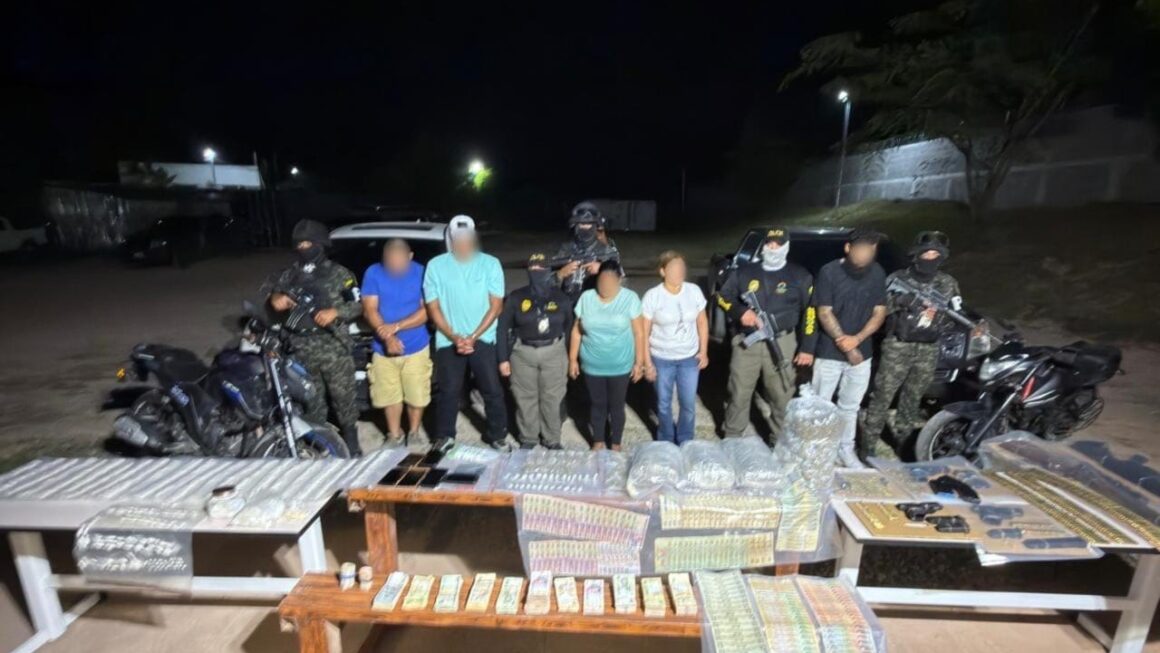Cinco personas capturadas en posesión de drogas y armas en Cedros, FM