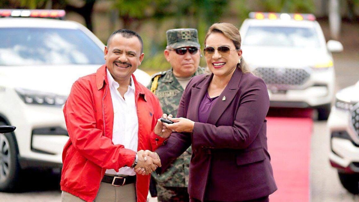 Presidenta Castro entrega cinco ambulancias para atender a la población en varios municipios del país