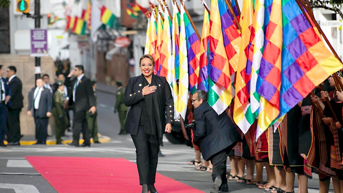 Presidenta Castro asiste a ceremonia del bicentenario de la independencia de Bolivia