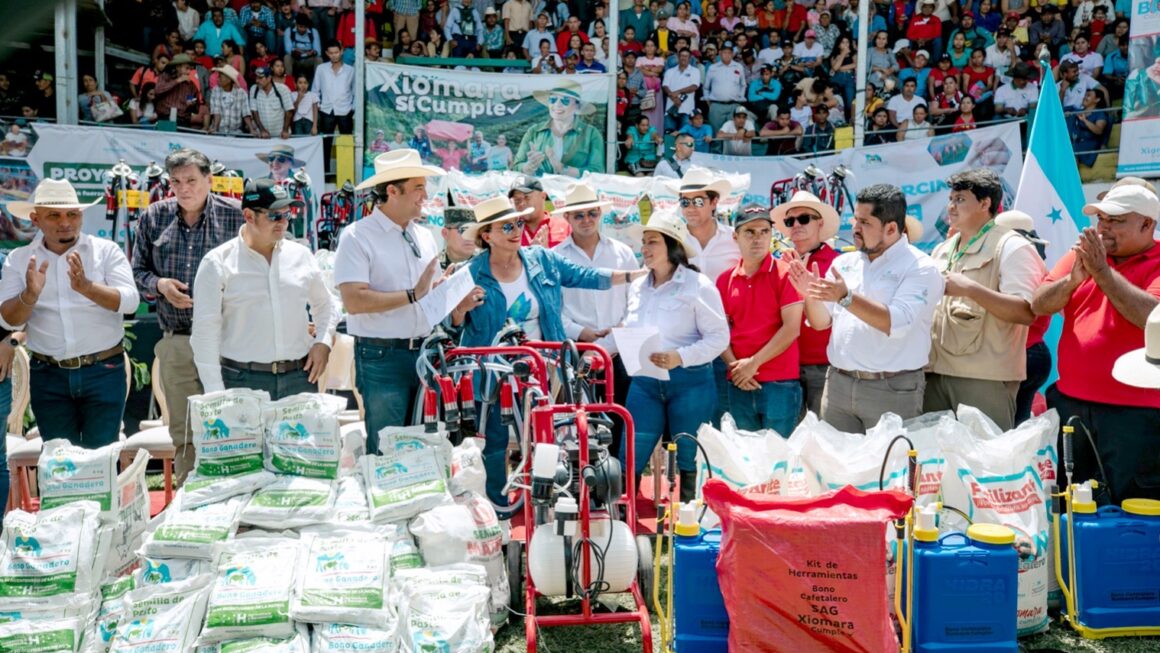Más de 2,500 bonos ganaderos y cafetaleros entrega gobierno en Trojes, El Paraíso