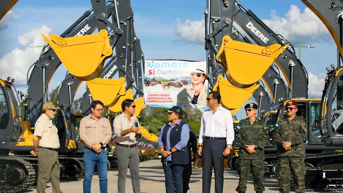 Moderna maquinaria entrega presidenta Castro a la SIT para arreglar carreteras