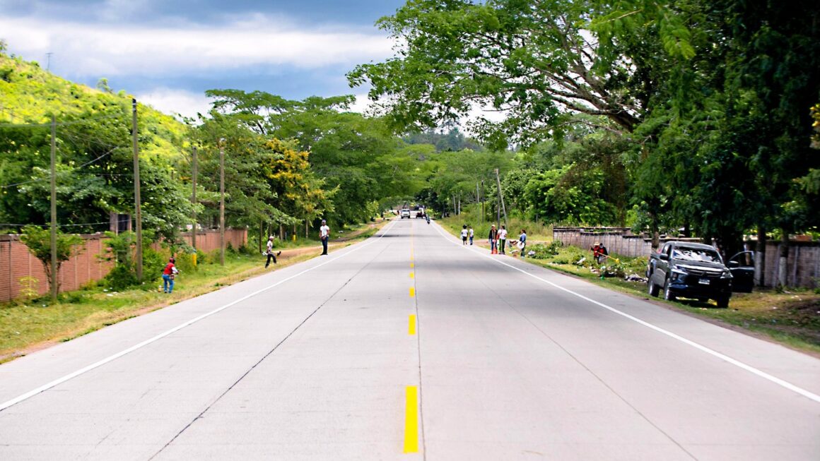 Xiomara Castro inaugura carretera pavimentada Talanga-Cantarranas