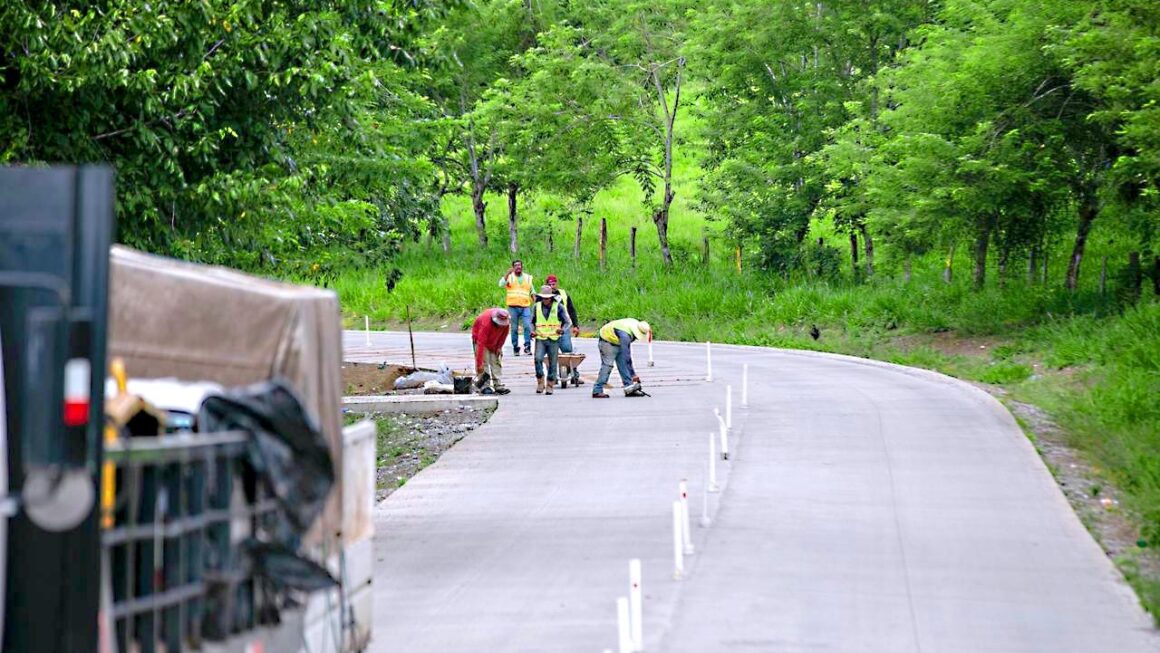 Gobierno supervisa construcción tramo carretero San Fco. de La Paz – Guarizama