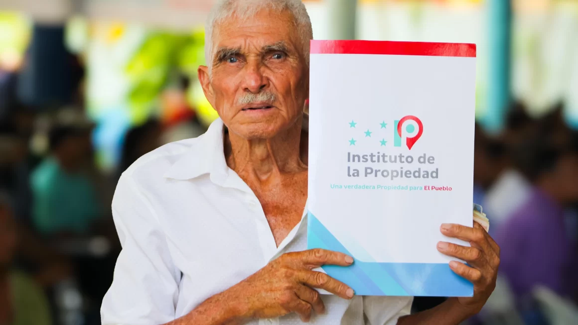 Gobierno entrega 372 títulos de propiedad en San Francisco de Becerra