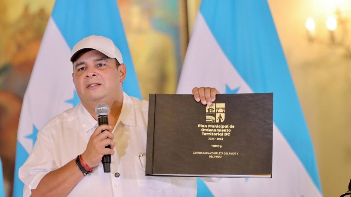 Alcalde presenta Plan de Movilidad Urbana para reducir tráfico en la capital