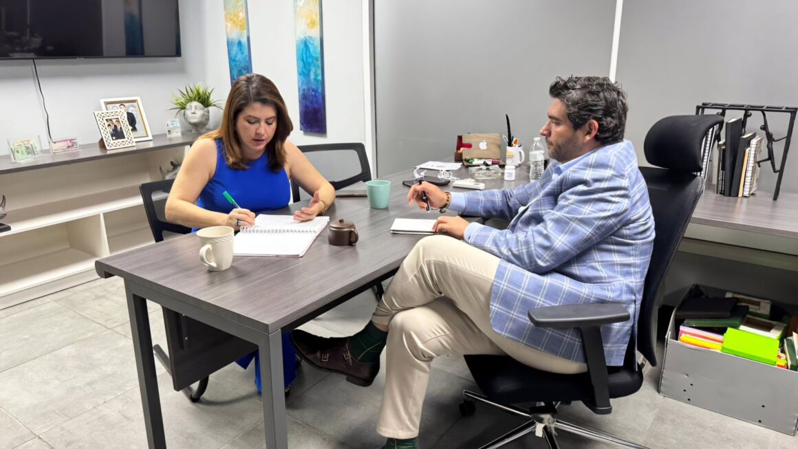 Consejera Cossette y el Comisionado del RNP revisan datos de DNI para comicios generales