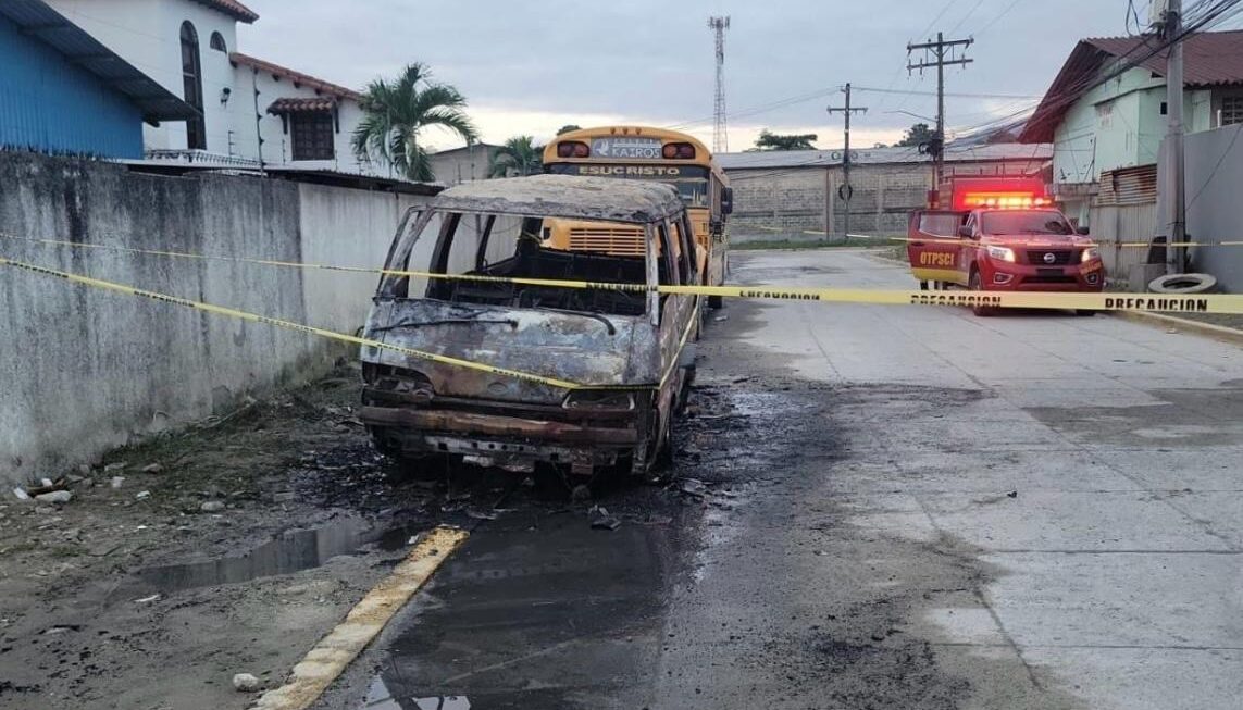 Encuentran a conductor carbonizado dentro de microbús de iglesia en San Pedro Sula