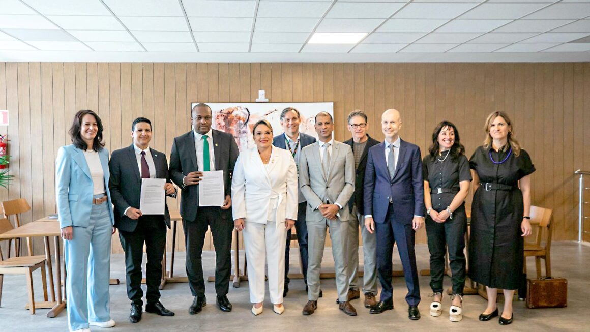 Mandataria Castro participo como testigo de honor en la firma de Carta de Intenciones para la venta de carbono