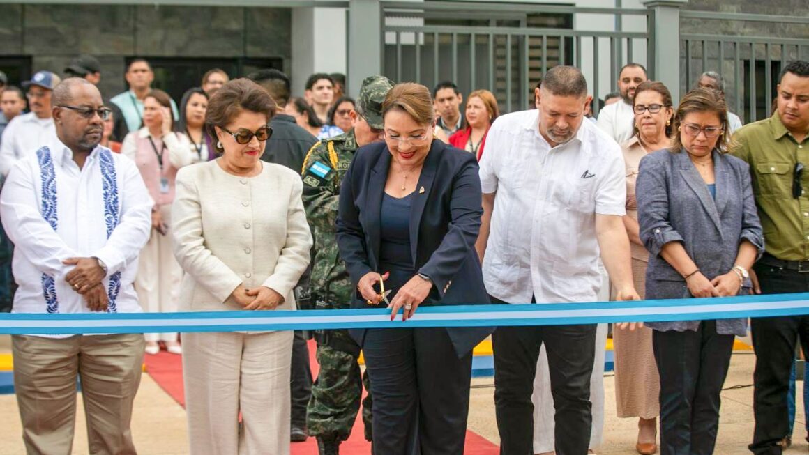 Presidenta Xiomara Castro inaugura dos edificios judiciales en Olancho