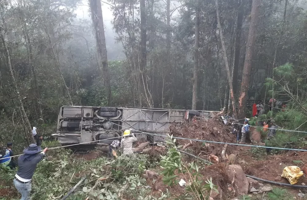 Dos muertos  luego que un bus volcó aparatosamente en zona occidental 