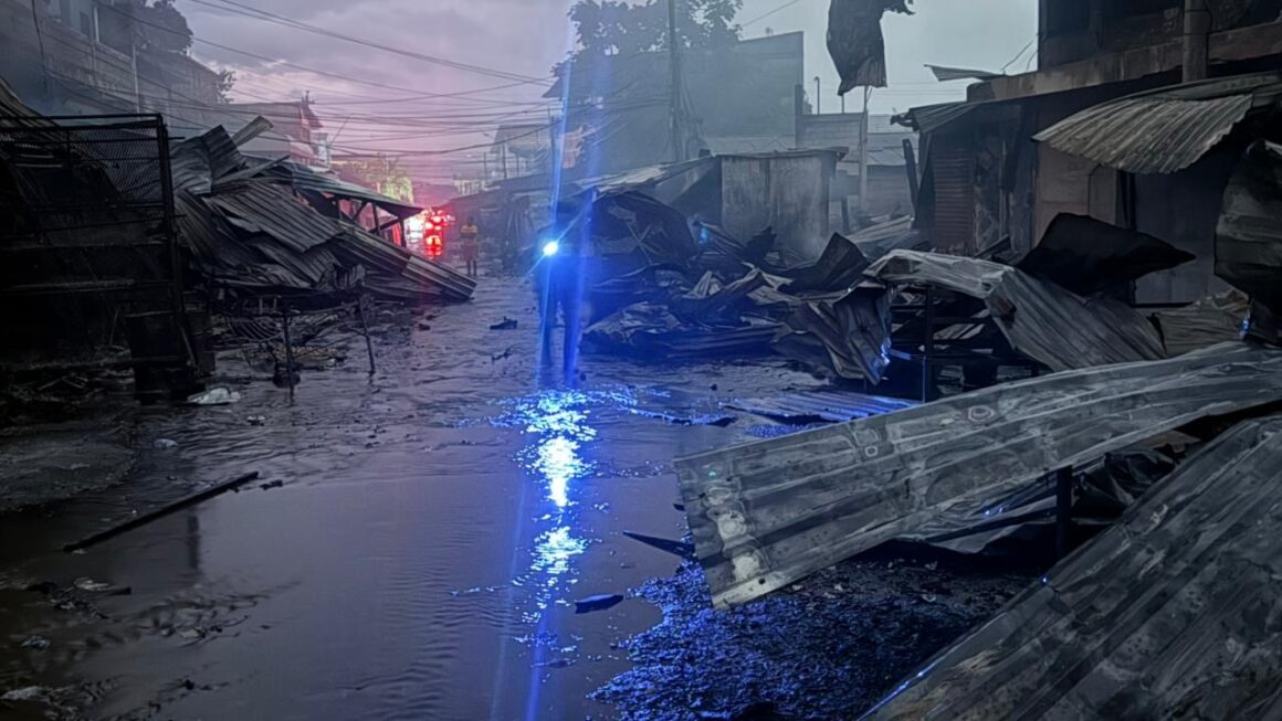 Feroz incendio consume decenas de negocios en mercado Medina en SPS