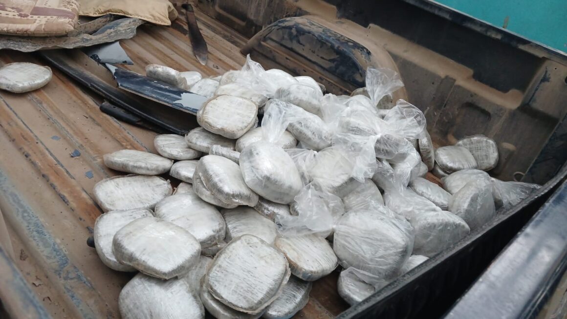 Capturan a dos personas con fuerte cargamento de droga en La Ceiba 