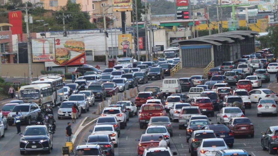 Gobierno anuncia teletrabajo ante alza en precio de los combustibles
