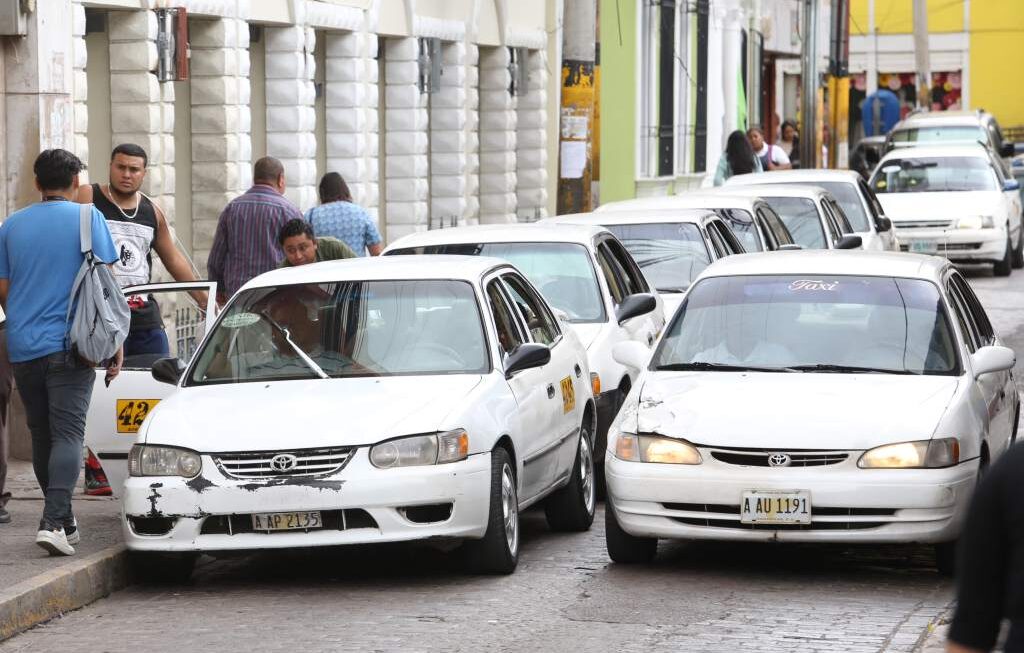 Gobierno y Transportistas acuerdan incremento de L 5 al pasaje de taxi colectivo 