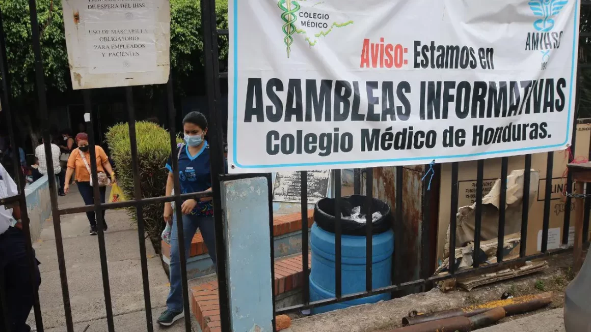 Hospitales públicos sin atenciones por huelga que mantienen los médicos 