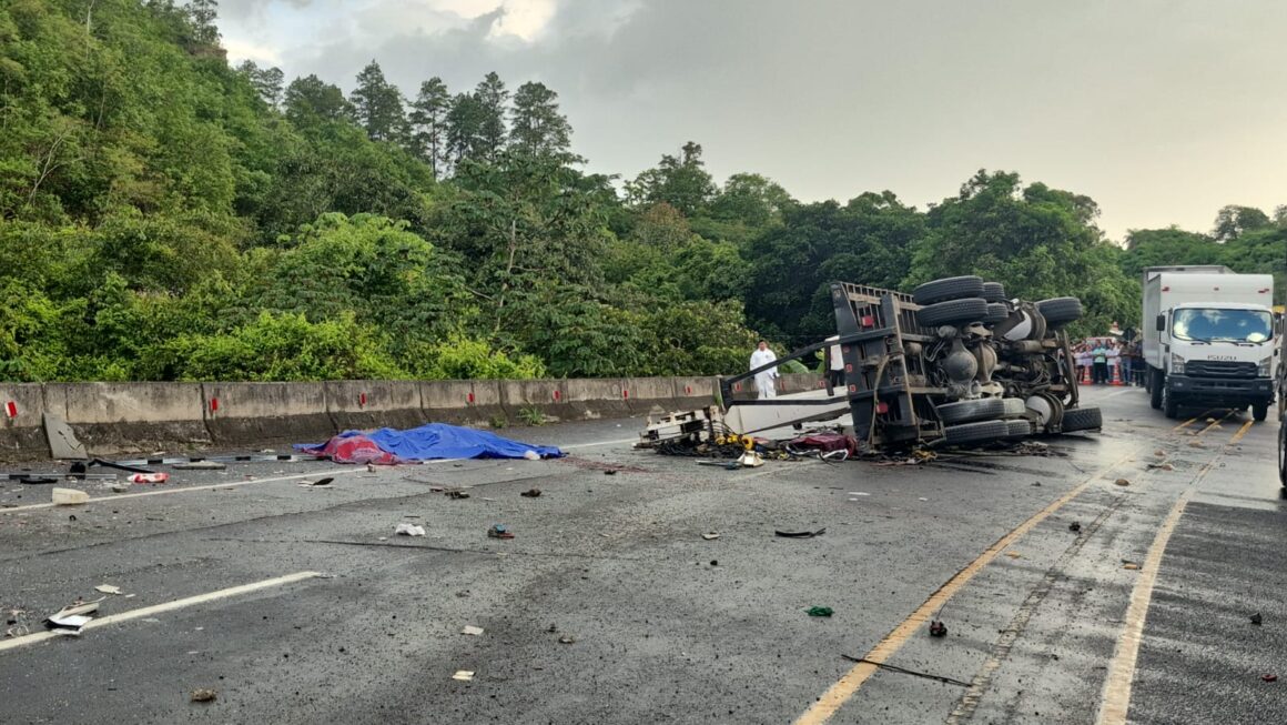 Fallecen siete policías tras accidente entre bus y rastra en Comayagua 