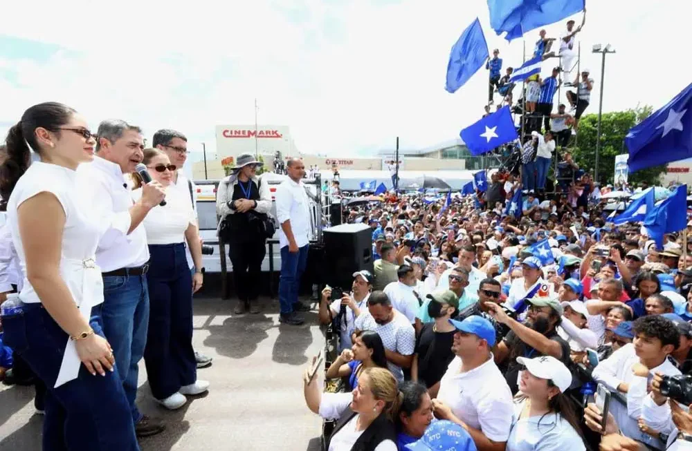 Juan Orlando llega a Tegucigalpa y es recibido por sus seguidores