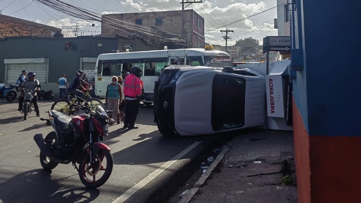 Choque entre autobús y ambulancia deja tres personas heridas en Comayagüela