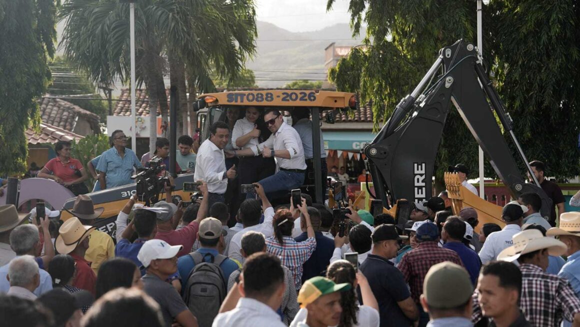 Orocuina recibe maquinaria para atender caminos de sus nueve aldeas