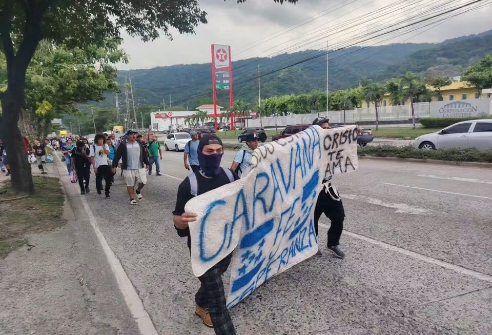 Unos 400 hondureños emprenden caravana migratoria hacia Estados Unidos
