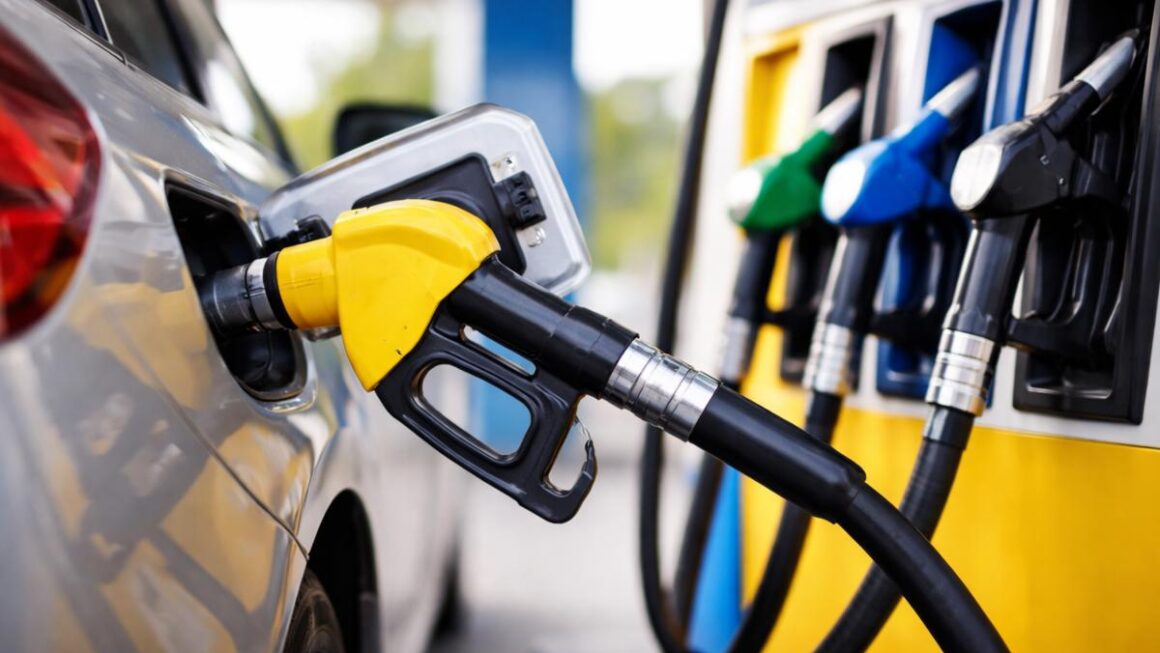 Guatemala suspende impuestos a combustibles por tres meses para contener precios