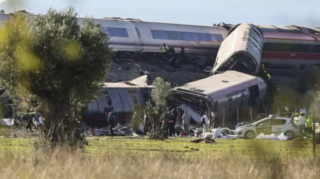 Al menos 30 muertos y más de 50 heridos graves en choque entre dos trenes en España